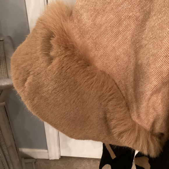 Faux Fur sleeve sweater - Picture 5 of 6